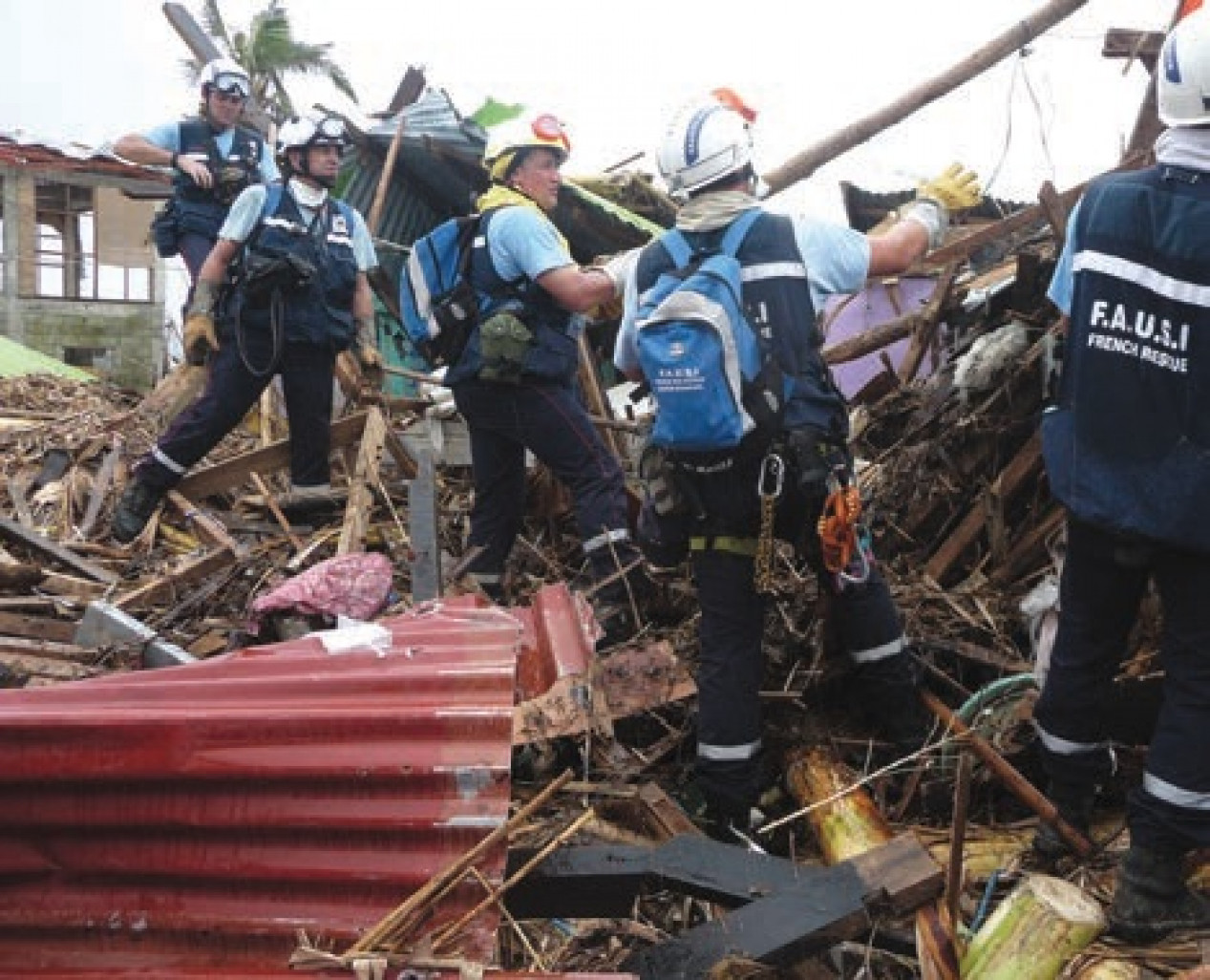 Une équipe de Fausi en novembre dernier dans la ville de Tacloban, aux Philippines, durant une recherche de victimes dans une habitation. 