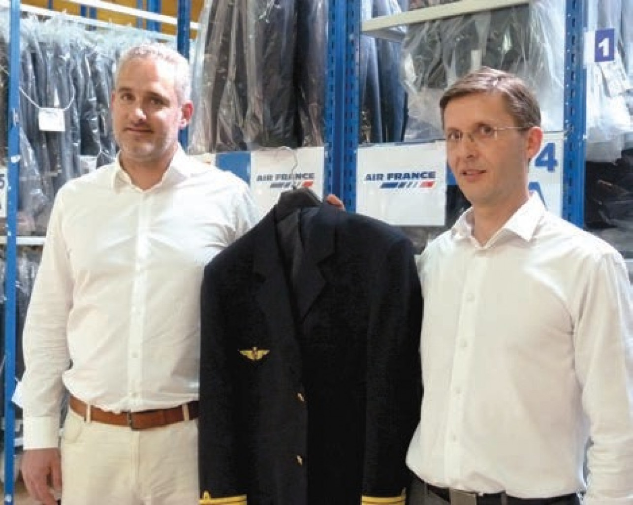 Nicolas Sandjian (à g.) PDG de Cepovett et le directeur de la logistique Arnaud Laplace .