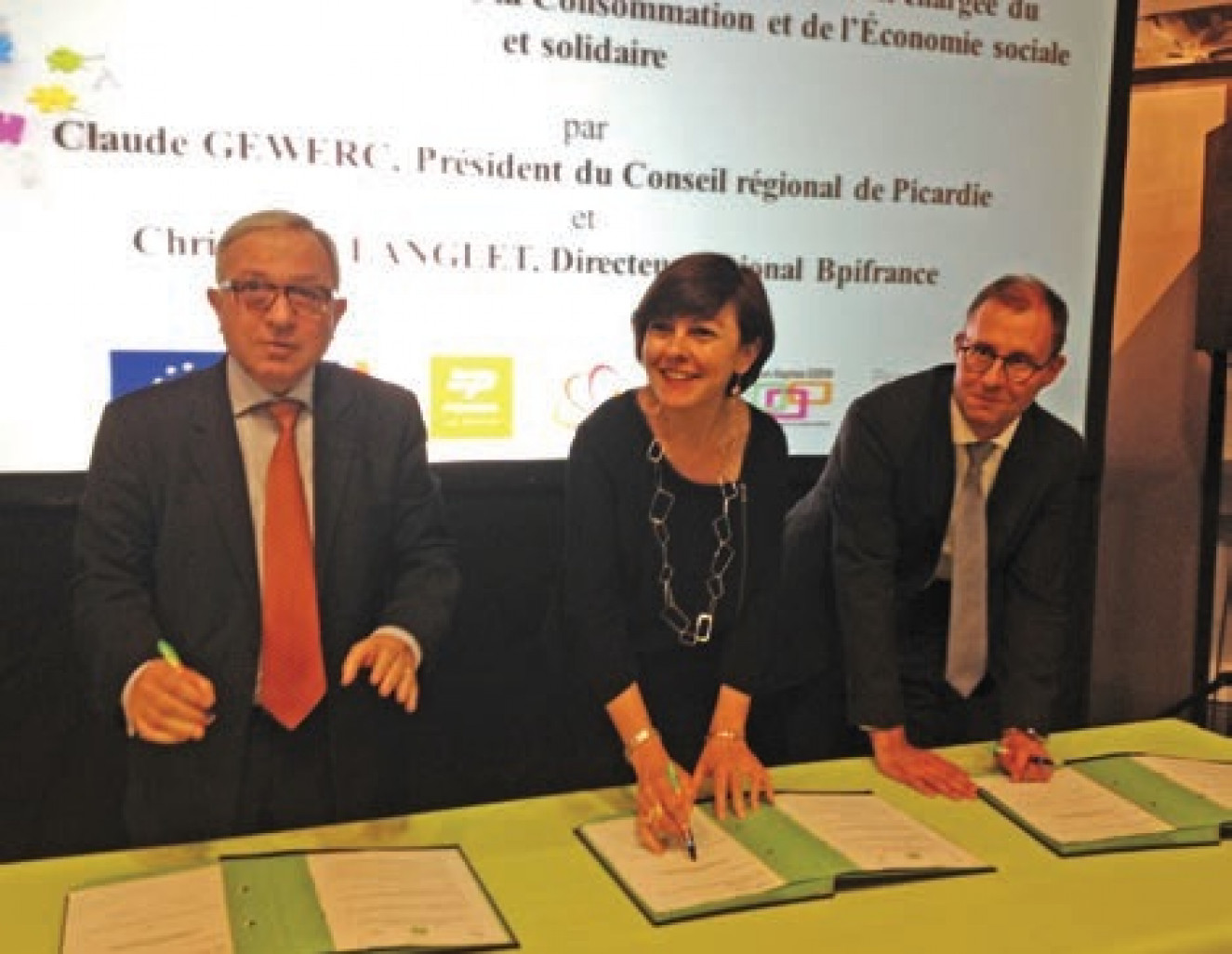 (de g. à d.) Claude Gewerc, la secrétaire d’État Carole Delga et Christophe Langlet, directeur BPI France Picardie lors de la signature du Fiso. 