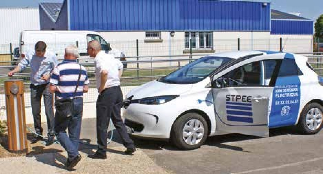 Trois voitures électriques mises à disposition par STPEE et ERDF, rechargées à la borne du SE60, étaient essayées par les visiteurs.
