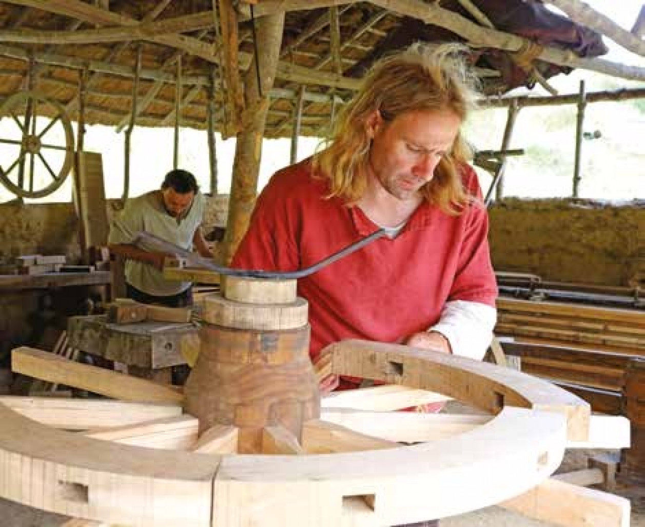 Sur le site de Samara, les visiteurs pourront rencontrer un tourneur sur bois.