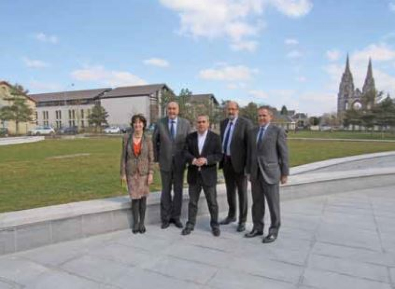 Les élus du GrandSoissons en compagnie du président de la région, Xavier Bertrand (au centre).