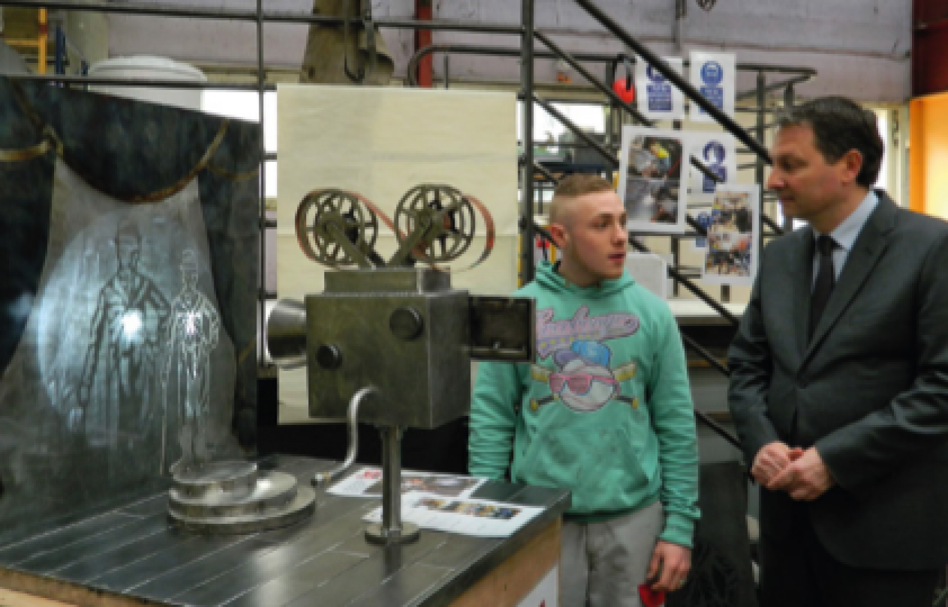 Sébastien Huyghe observe la réalisation des apprentis en métallerie qui participeront au concours "Métal jeunes 2016".