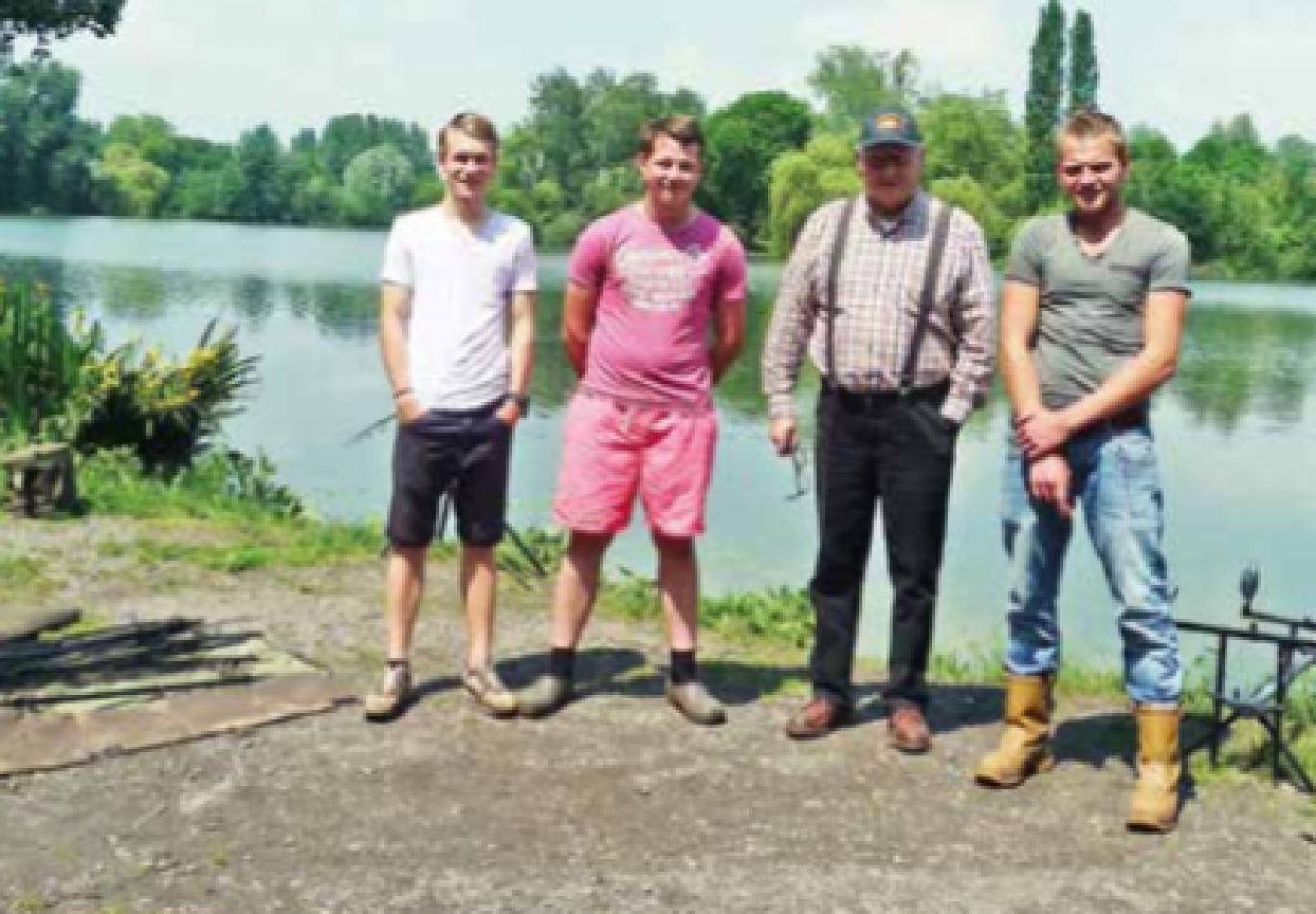 Des jeunes Hollandais, passionnés par la pêche, entourent Bernard Caron.