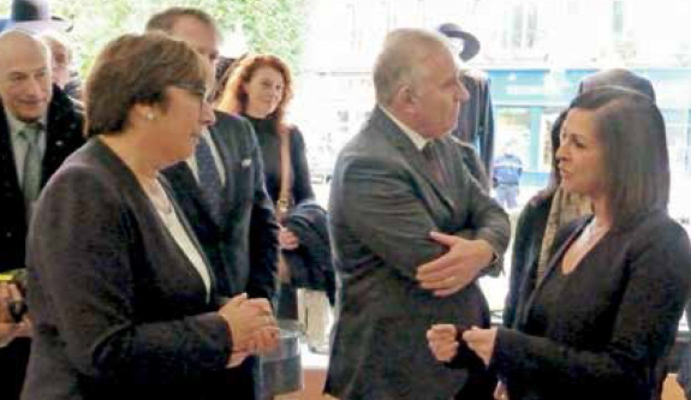 Martine Pinville (à d.) est convaincue que les Boutiques à l’essai vont revitaliser les cœurs des villes.