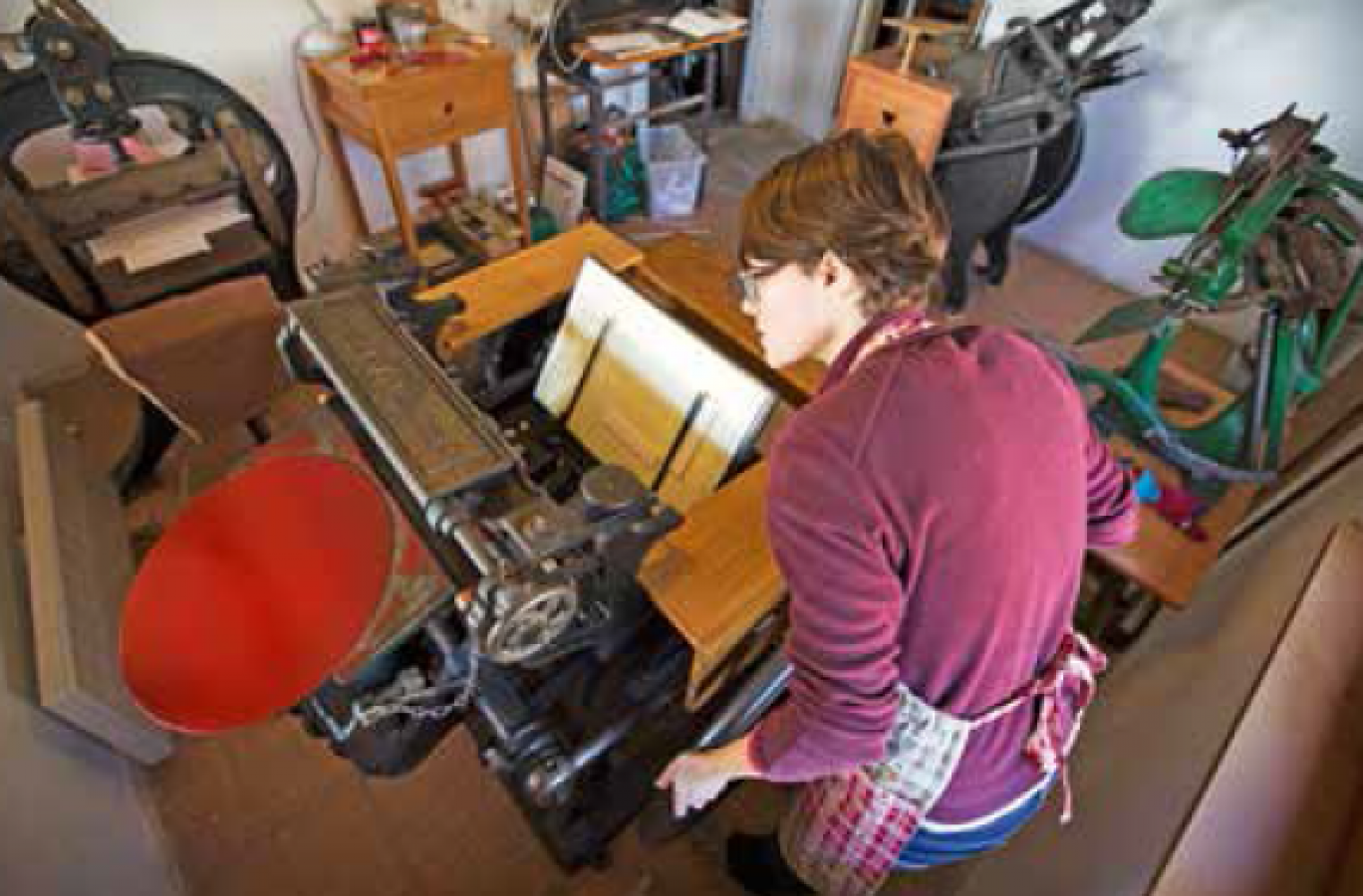 Dans son studio letterpress, Marion Stich s’applique à donner vie à ses créations originales.