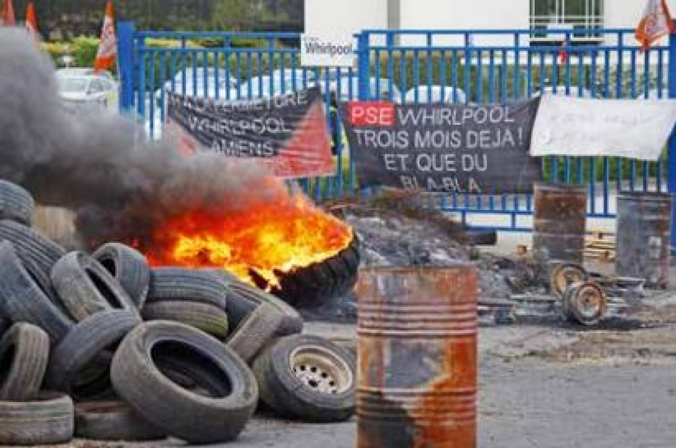 Depuis une dizaine de jours, les salariés de Whirlpool brûlent des pneus à l'entrée de l'usine, signe de leur mécontentement