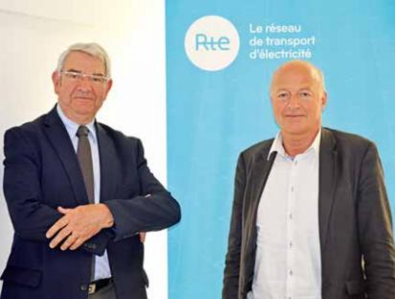 Christian Aucourt (à d.), délégué RTE Nord et Bernard Féry, garant à la CNDP, veillent au bon déroulement de la concertation publique.