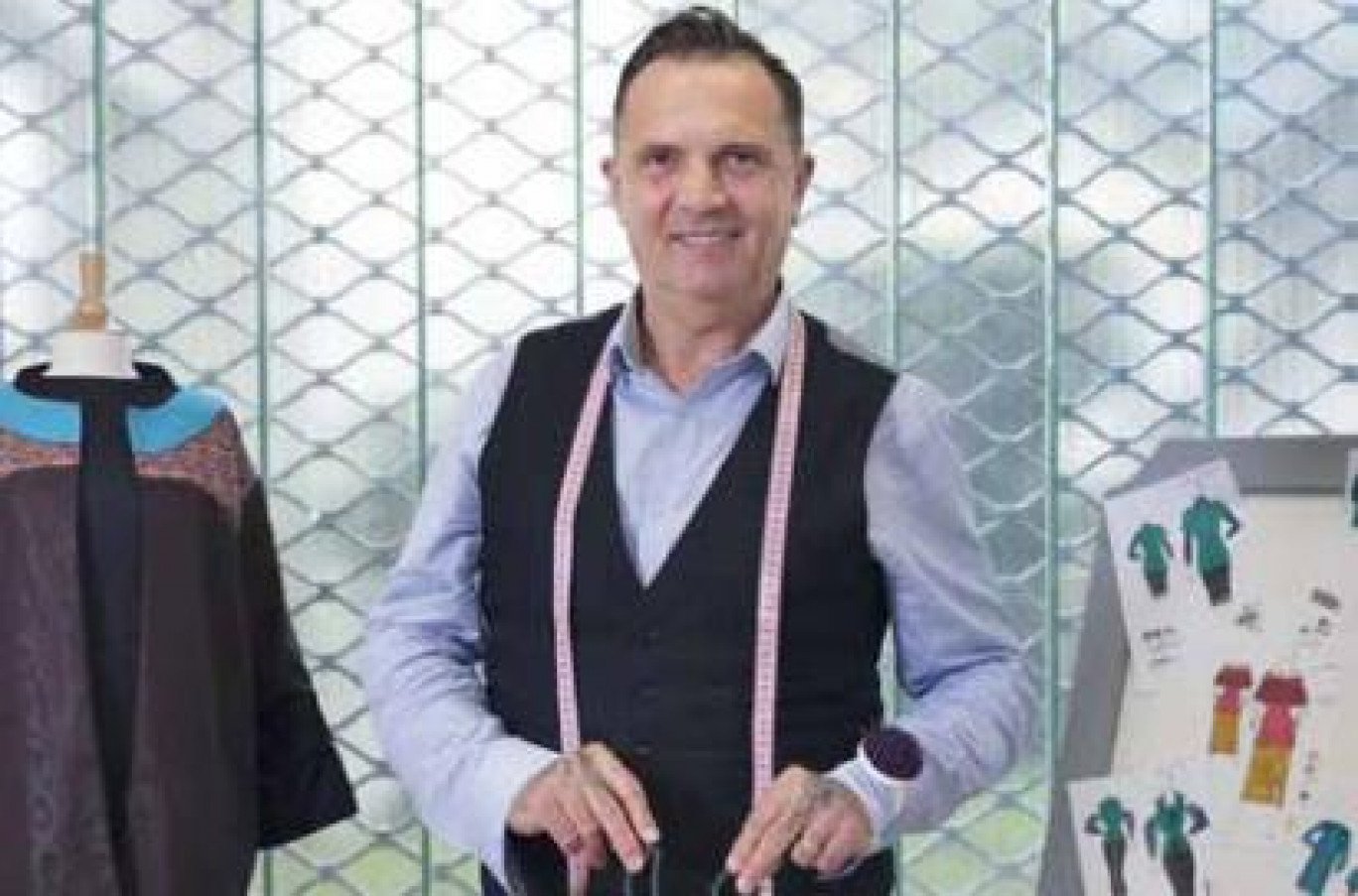 Jean-Luc François a reçu le 12 juin 2017 une décoration au grade de Chevalier dans l’ordre national du mérite. Décoration qui couronne un parcours exemplaire dans le secteur de la mode et des métiers d’art.