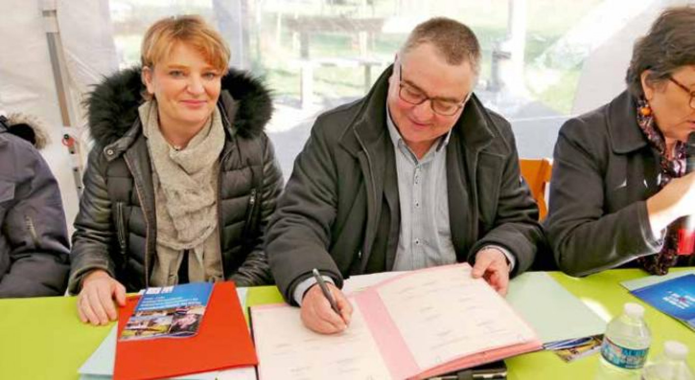 Marie-Sophie Lesne et Christophe Buisset, président de la Chambre régionale d'agriculture, lors de la signature du plan bio.