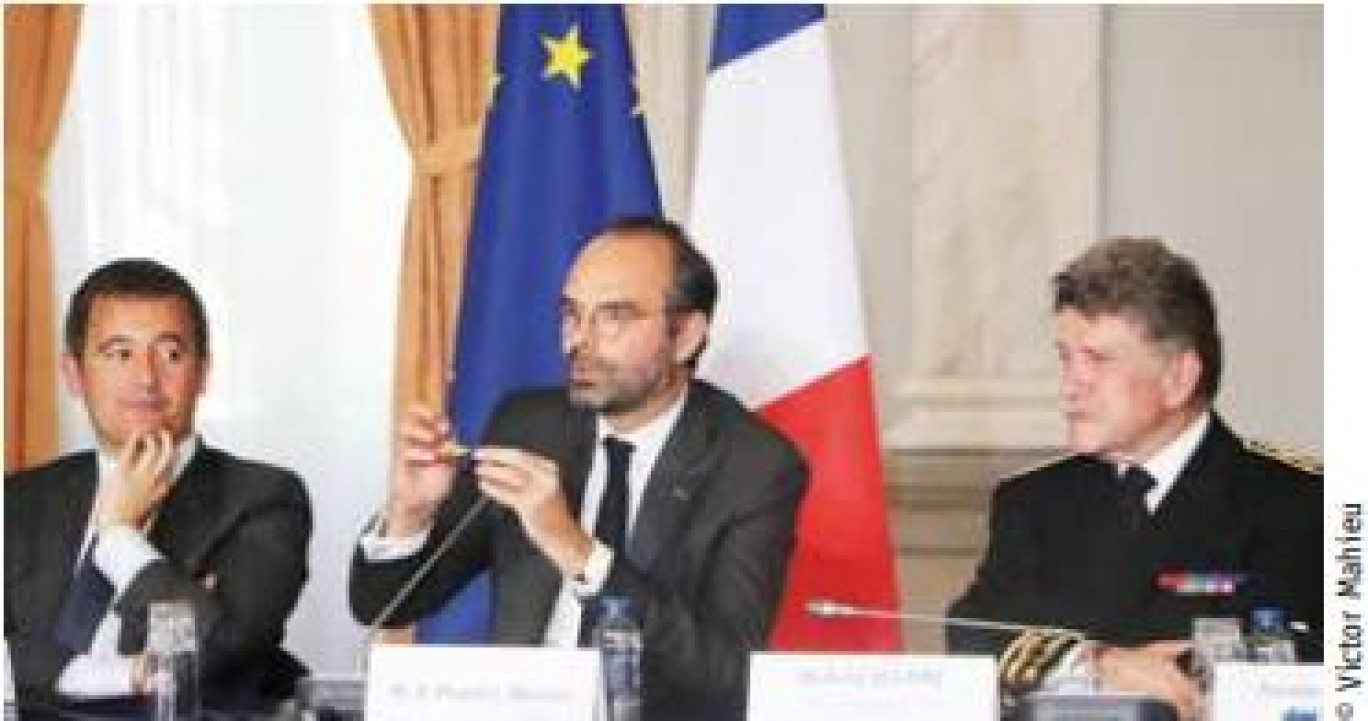 Édouard Philippe, entouré de Gérald Darmanin,
ministre de l’Action et des Comptes publics, et de
Michel Lalande, préfet de la région Hauts-de-France