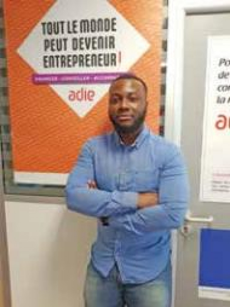 Steve Dompe Kacou, jeune entrepreneur aidé par l’Adie.