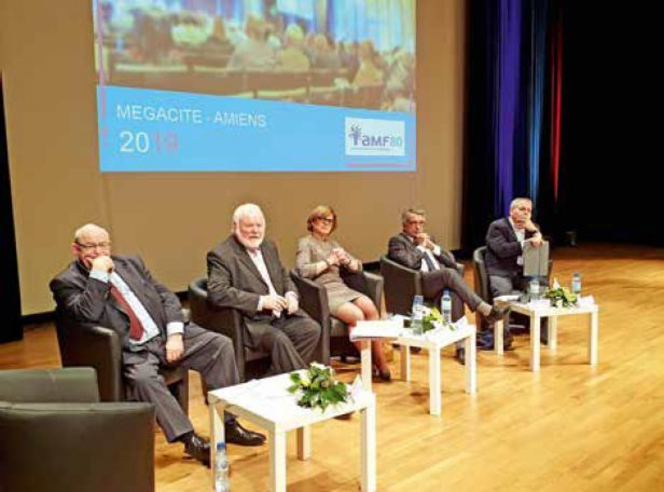 Photo de famille avant le débat avec (de g. à d.) Laurent Somon,
Xavier Bertrand, Rachel Paillard, Jean-Claude Billot et Muriel
Nguyen.