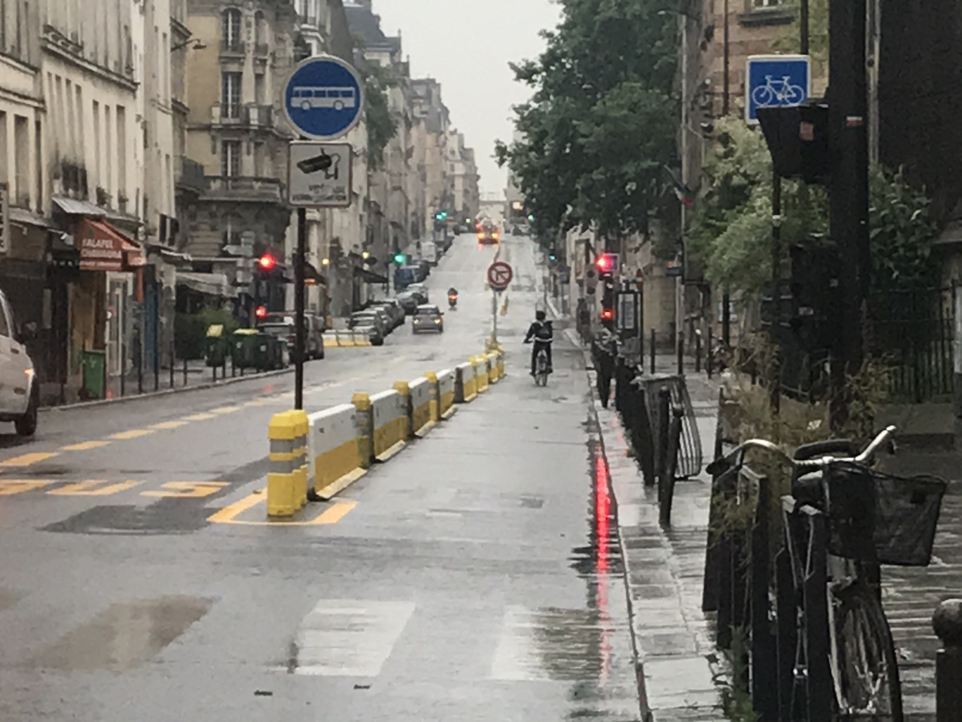[Crédit Photo : O.RAZEMON
pour DSI] une piste cyclable temporaire, à Paris.
