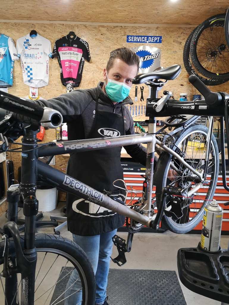 Après avoir proposé du service d’enlèvement et livraison à domicile, Romain Roumégoux a rouvert sa boutique Repare Cycles.©Repare Cycles