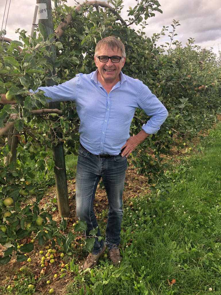 Stéphane Vecten dans sa plantation de 6 000 arbres.