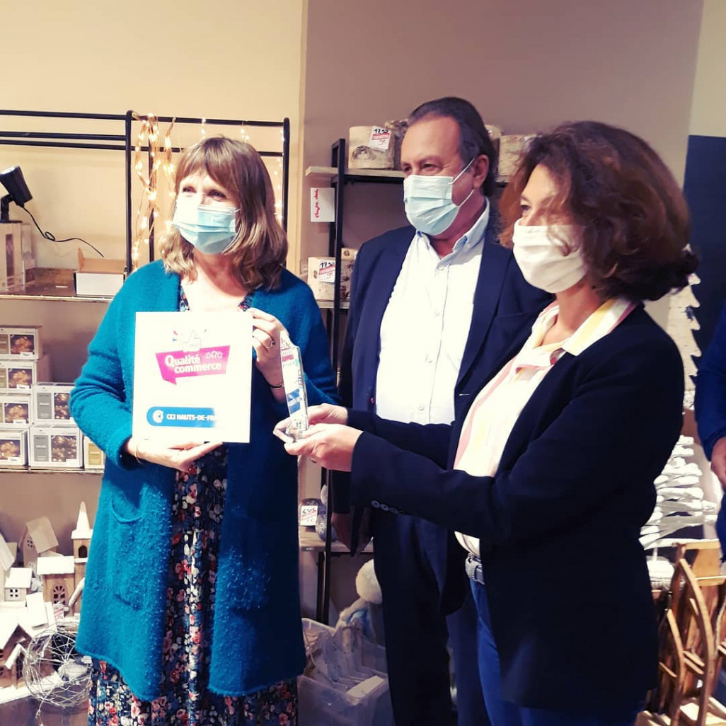 Nathalie Delafosse reçoit le label par Philippe Enjolras, président de la CCIO et Pascale Loiseleur, maire de Senlis. (c)CCIO
