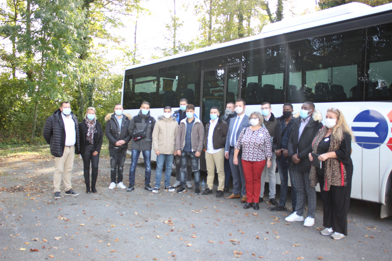 Les alternants devant le nouveau bus de formation au centre Aftral.