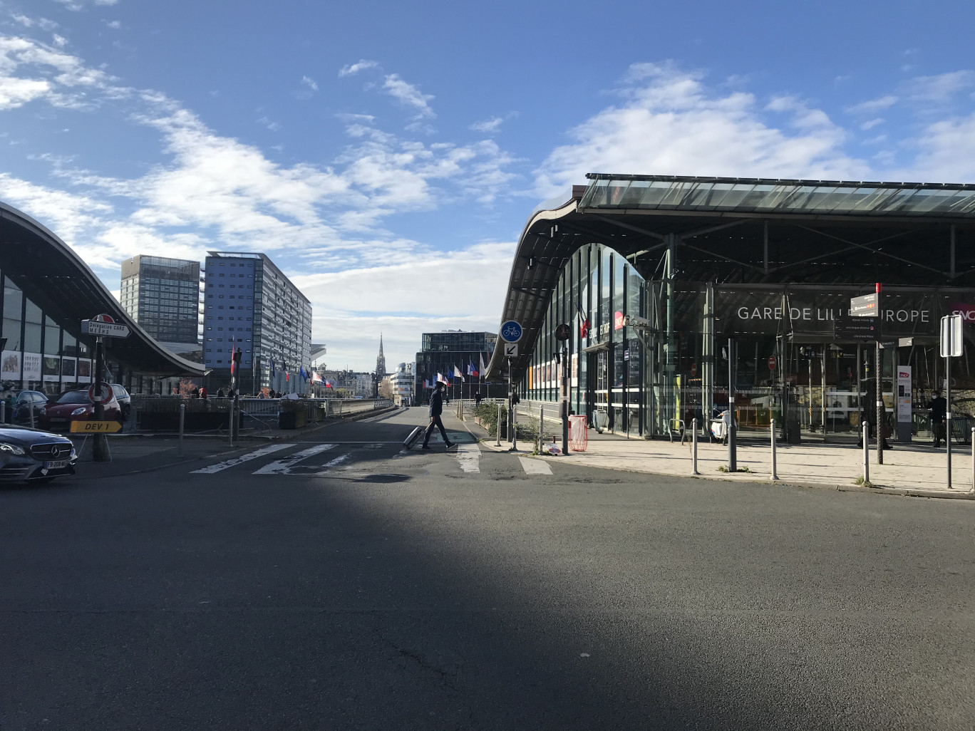 Devant la gare de Lille Europe, déserte, le 9 novembre. (c)O.Razemon
