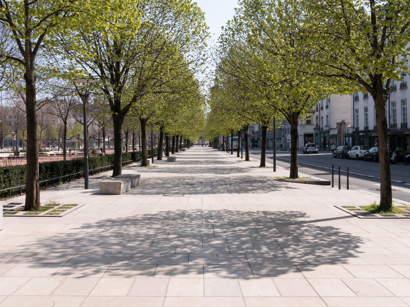 Lyon pendant le confinement : la place Bellecour déserte.